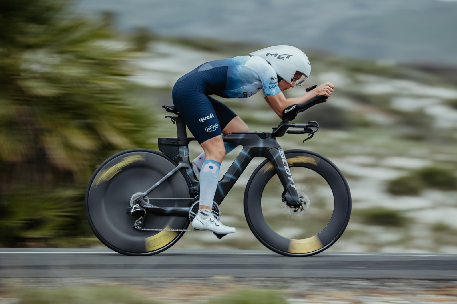 SaBRe VIII + Disc in race — side view with motion blur