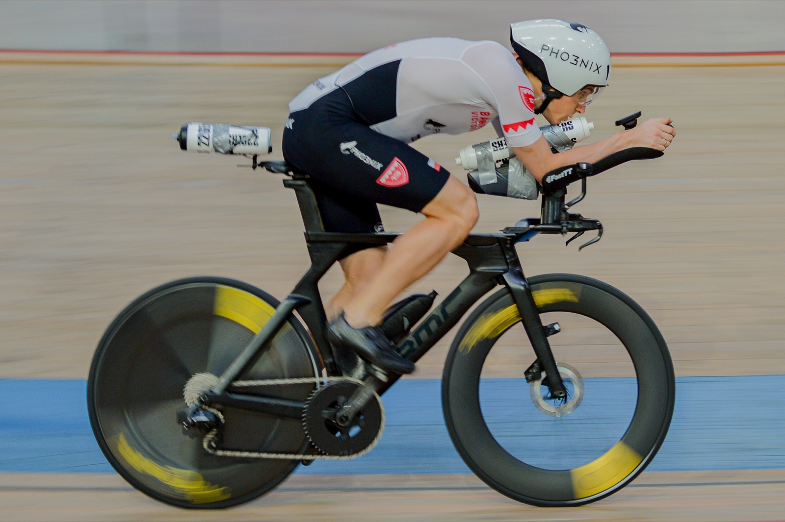 Kolarz w pozycji aero — motion blur